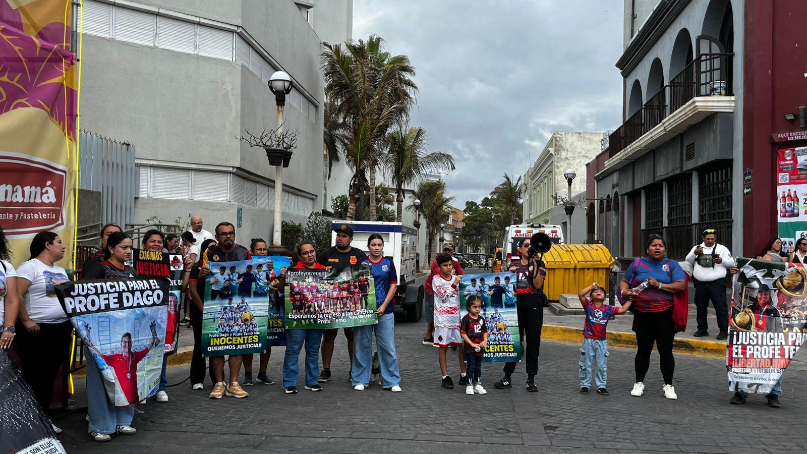 $!Exigen liberación de profesores detenidos en Mazatlán; se manifiestan durante evento turístico