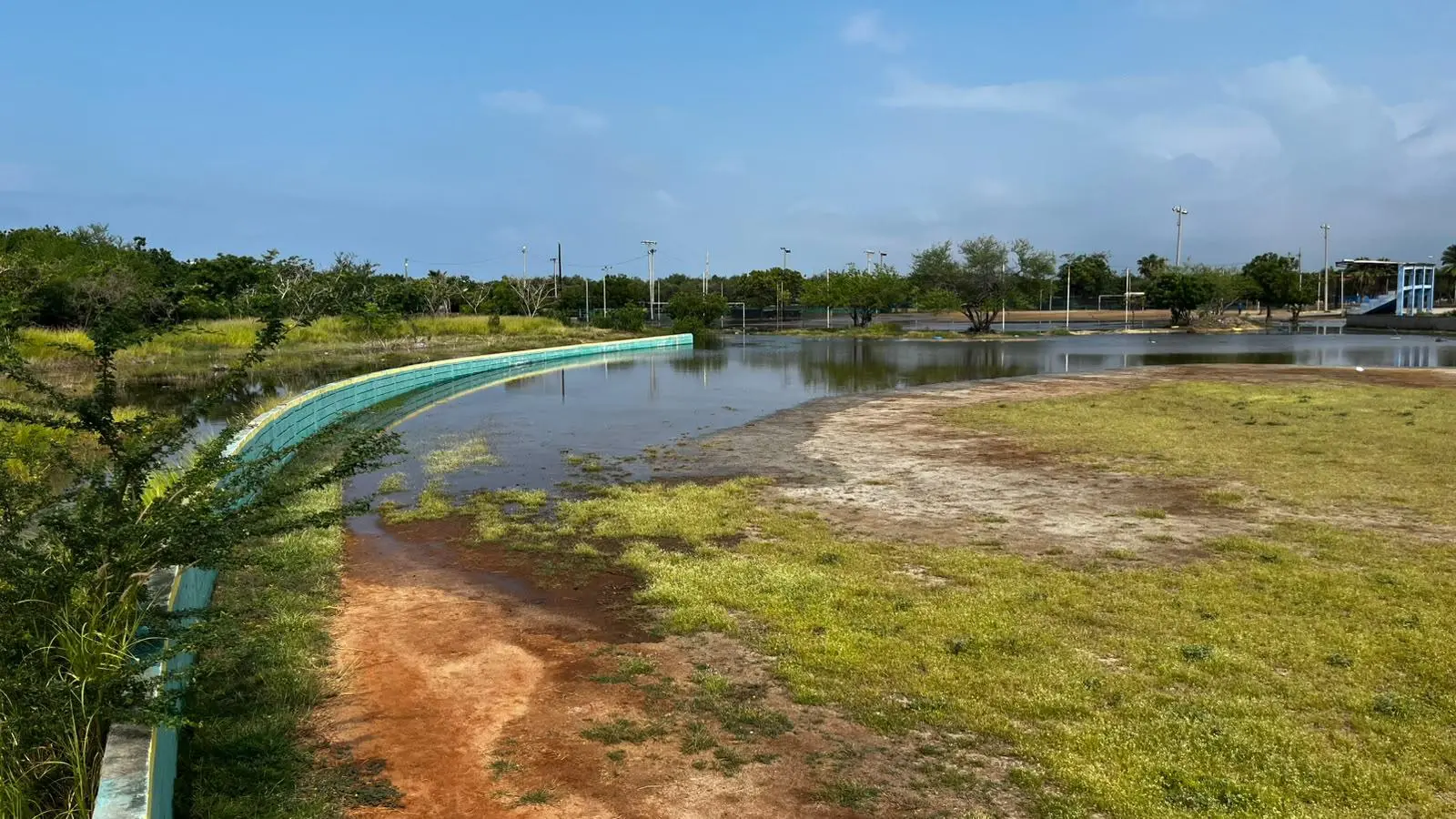$!Se desborda el Arroyo Jabalines y afecta calles de la Colonia Estero, en Mazatlán