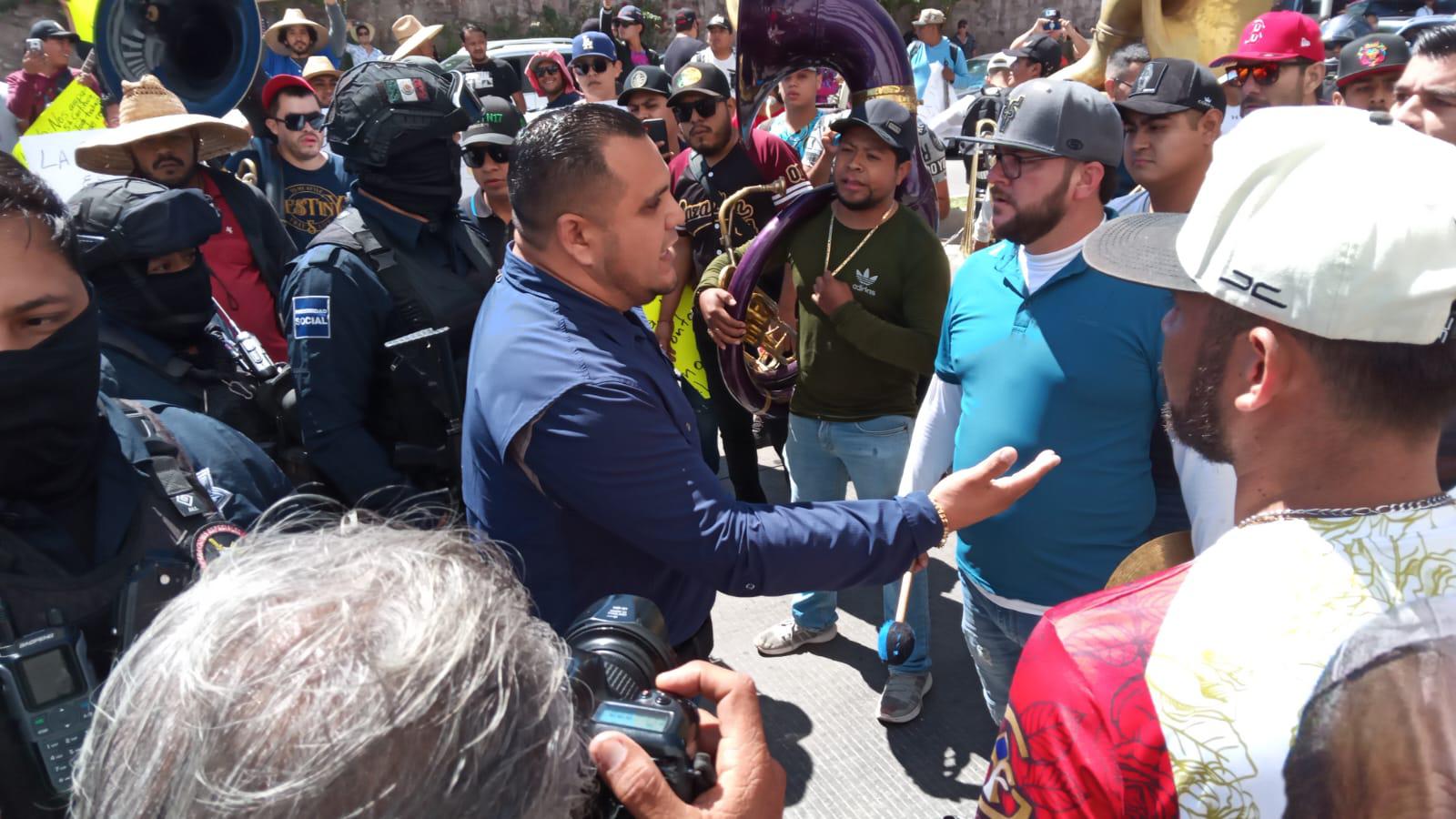 $!Se manifiestan músicos tocando y con marcha en plena zona turística