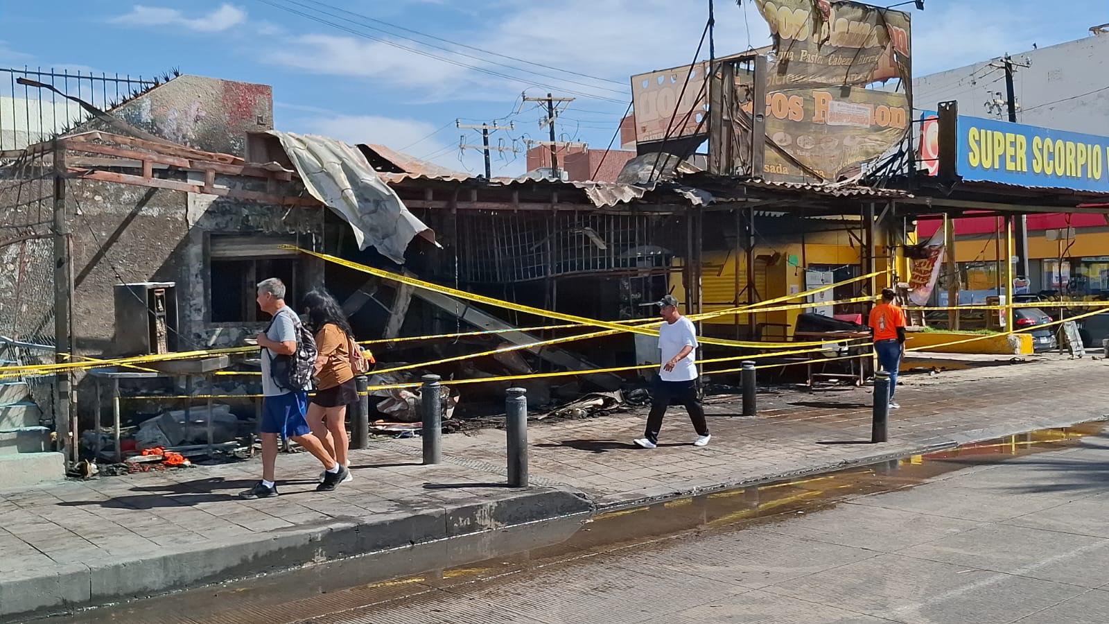 $!Entre ruinas y olor a quemado, así quedó la taquería que explotó en Mazatlán