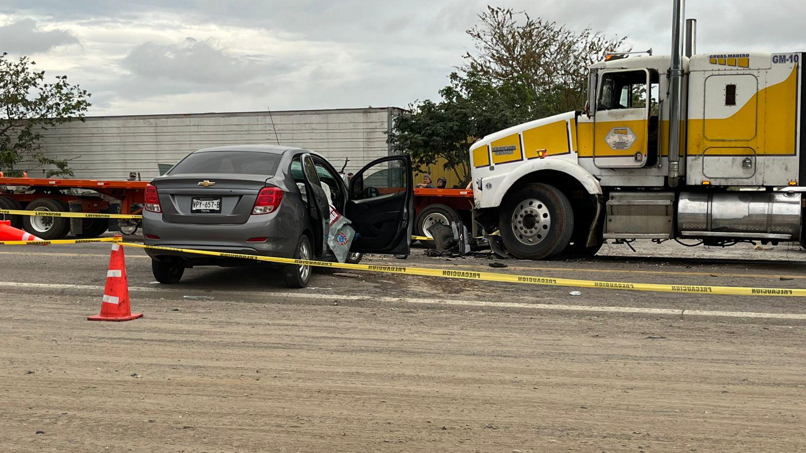 $!Muere pasajera de un auto y conductor resulta herido tras choque contra grúa en Mazatlán