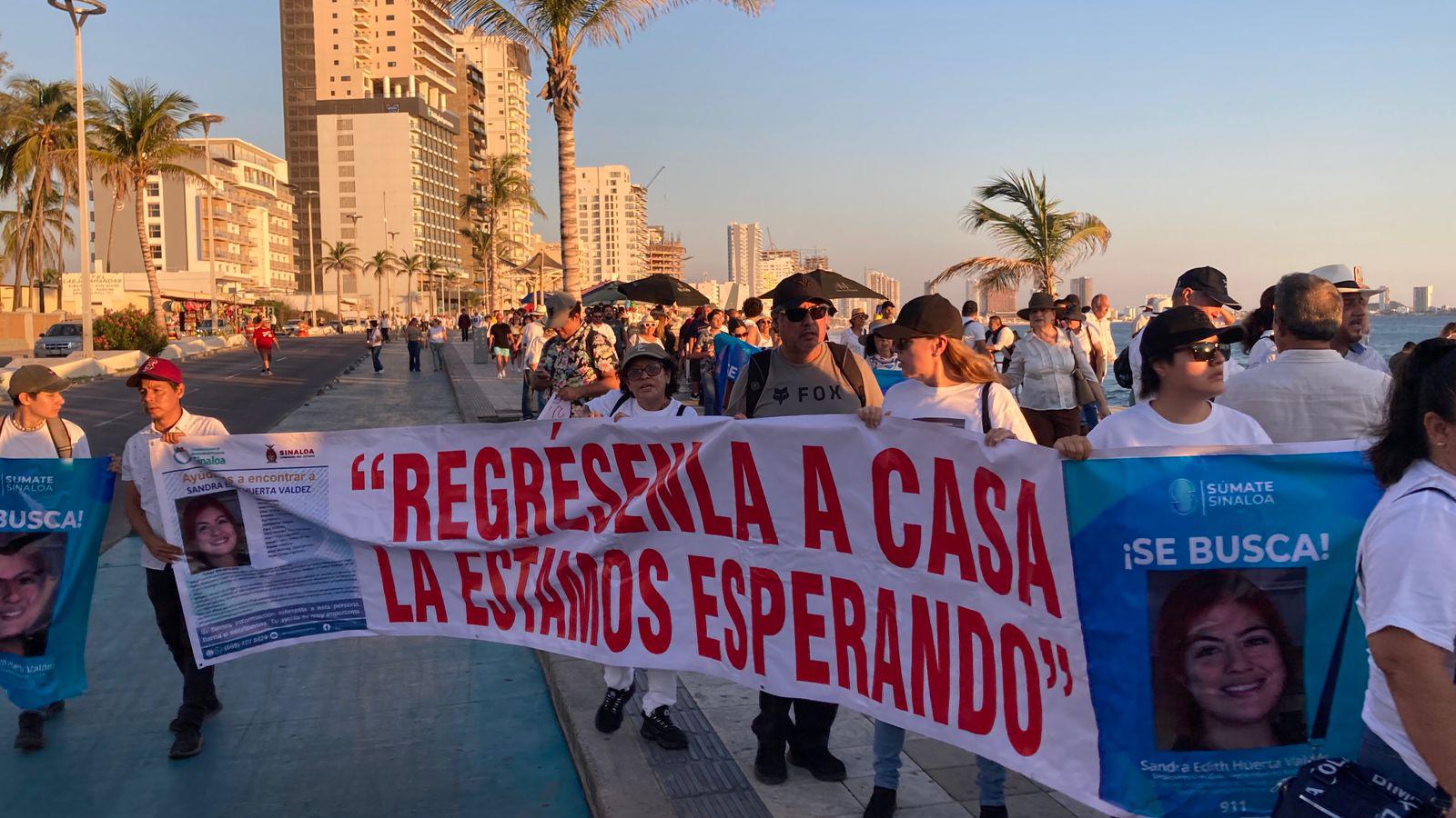 $!Mazatlecos exigen paz y revocación de mandato en marcha en el malecón