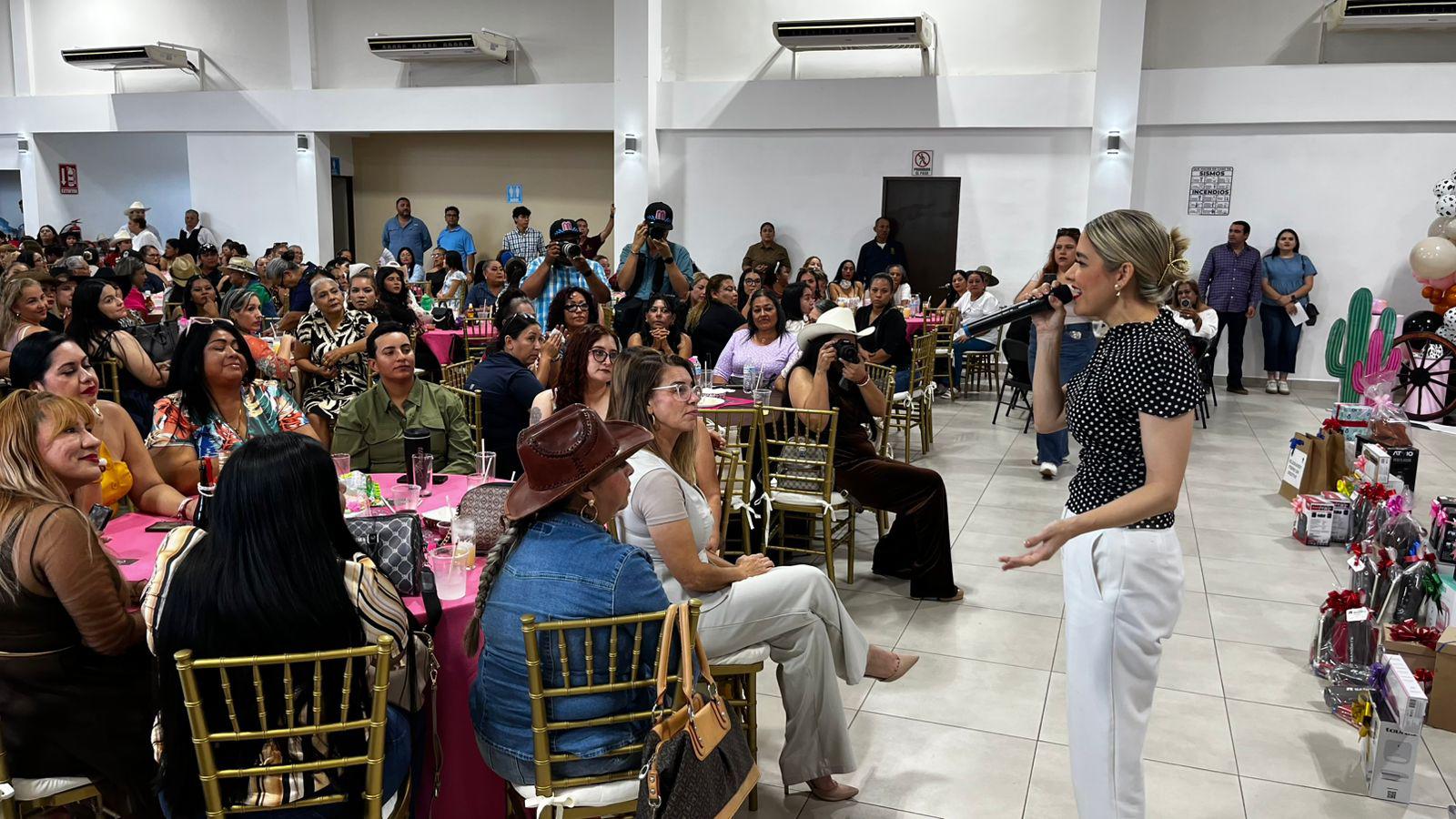 $!Reconocen a trabajadoras del Ayuntamiento de Mazatlán por su trayectoria y servicio