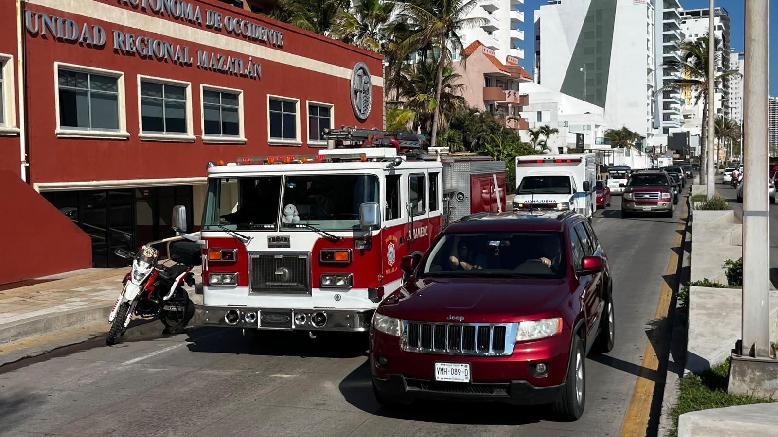 $!Recorren bomberos de Mazatlán las calles del puerto en celebración por su día