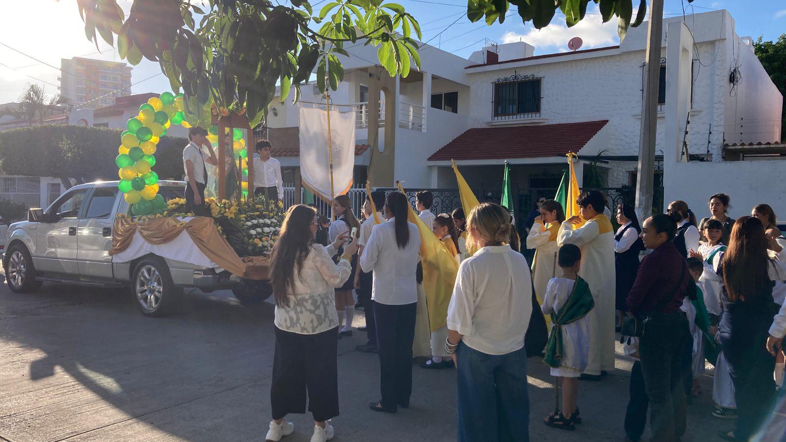 $!Alumnos del Instituto Mazatlán muestran su fe en peregrinación por el Día de San Judas Tadeo