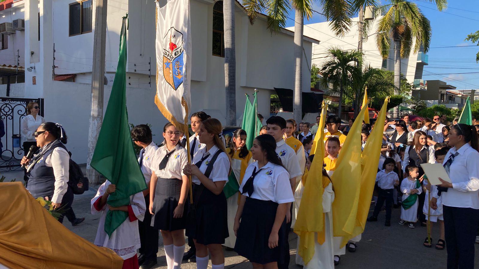 $!Alumnos del Instituto Mazatlán muestran su fe en peregrinación por el Día de San Judas Tadeo