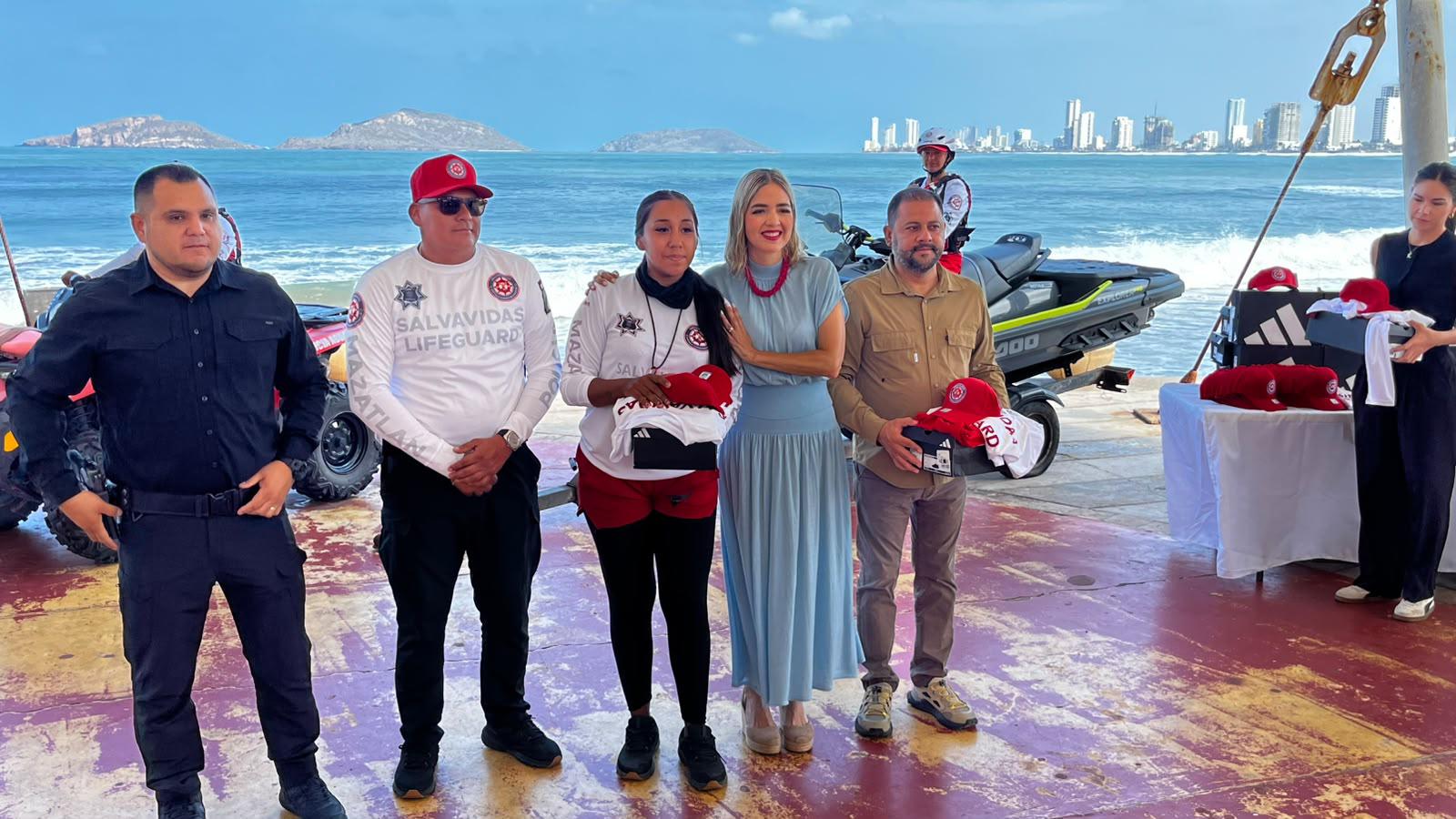 $!Entregan 40 uniformes a elementos del Escuadrón de Salvamento Acuático de Mazatlán