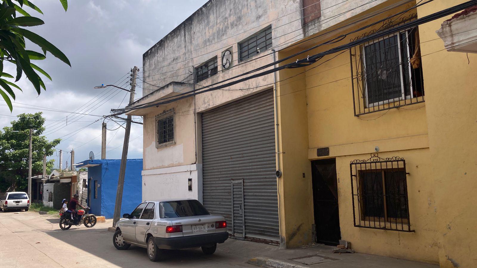 $!Denuncian vecinos de colonia Anáhuac, en Mazatlán, potencial peligro por cables de alta tensión flojos