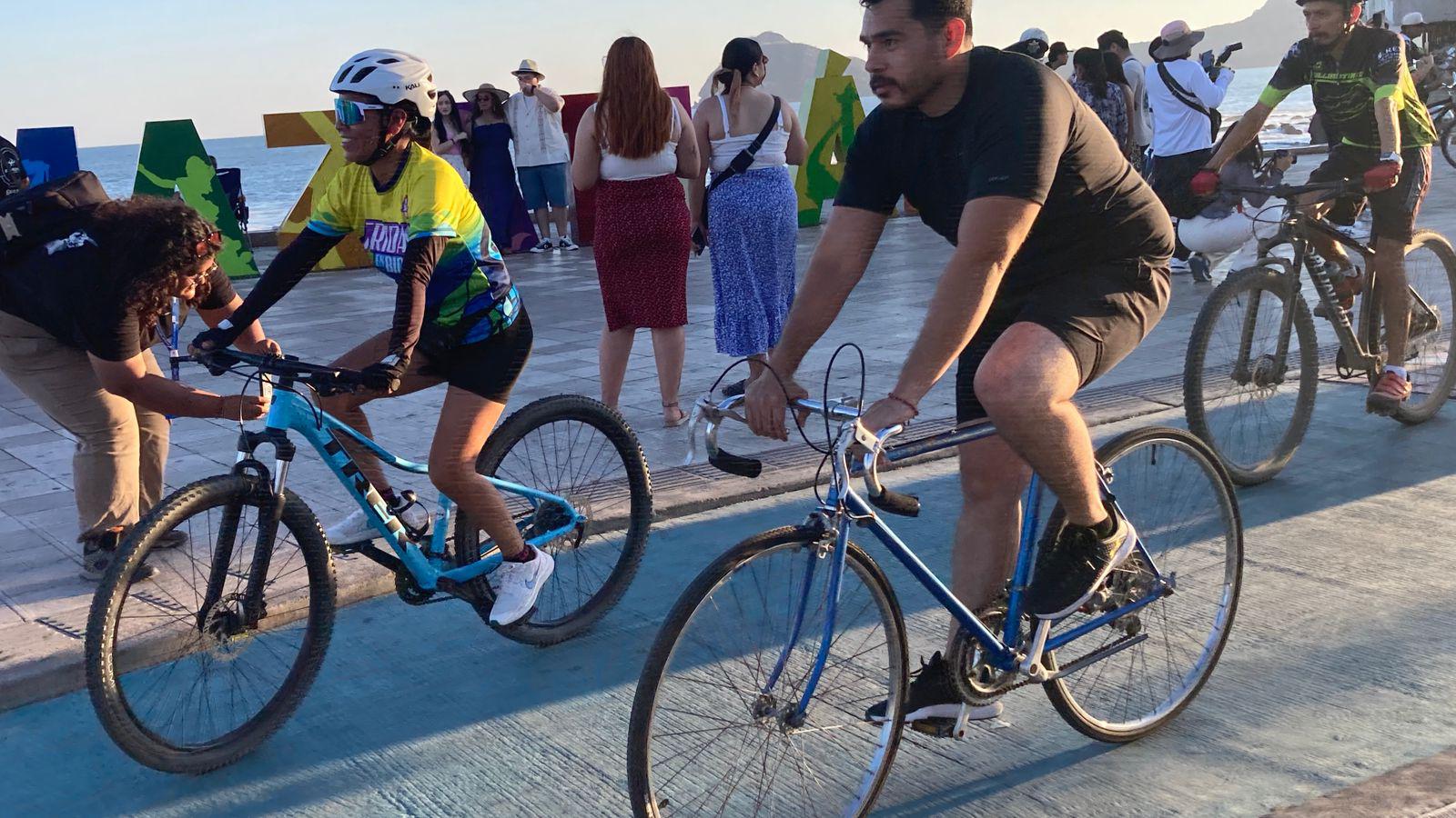 $!Familias mazatlecas celebran el Día Mundial de la Bicicleta con paseo por el malecón