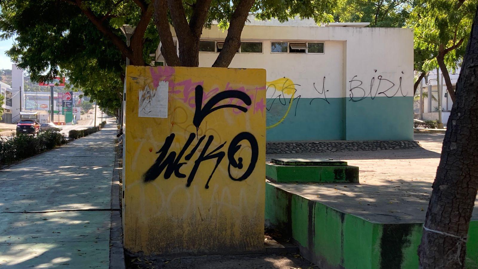 $!Grafitis dañan espacios del Parque Lineal en Mazatlán