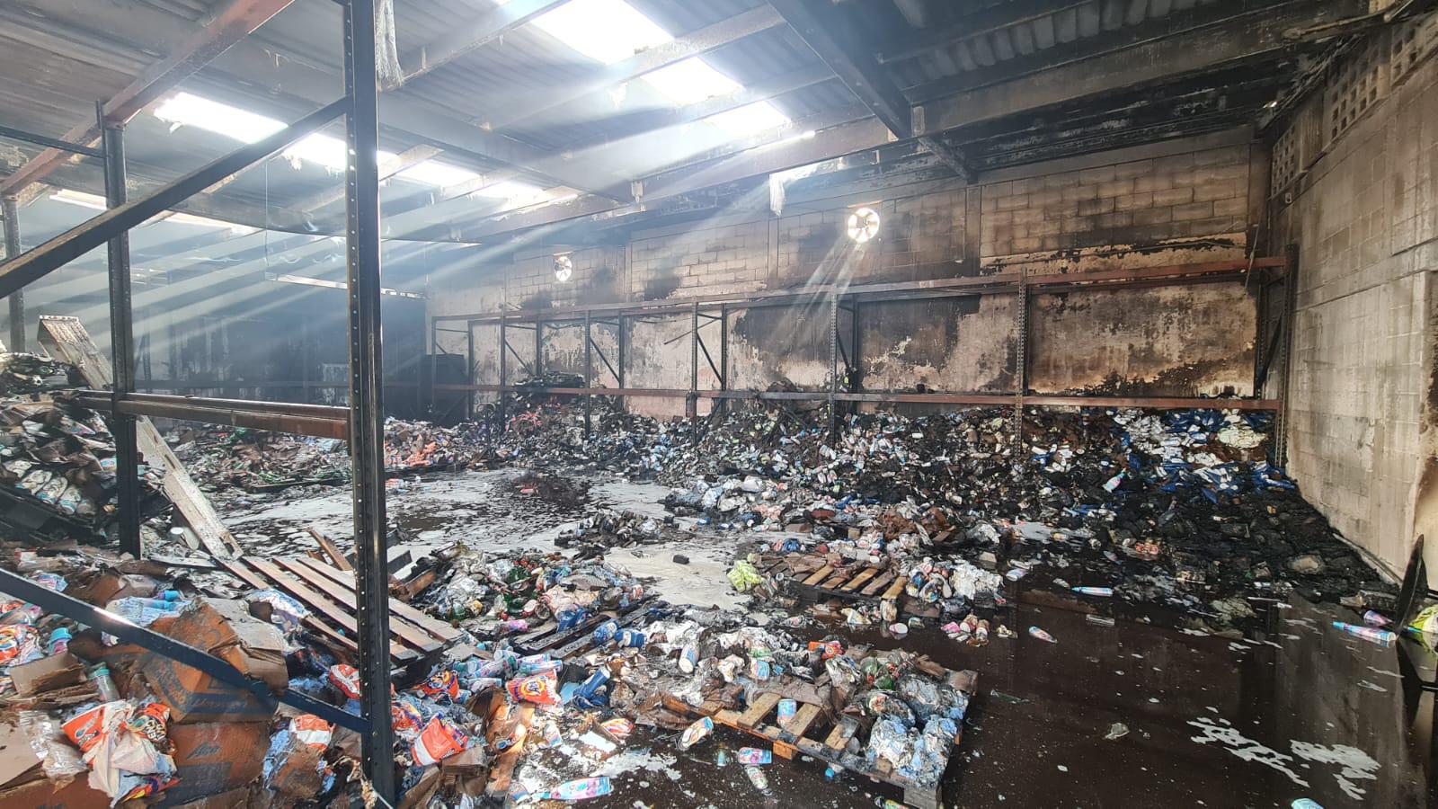 $!Evacúan a 113 personas por incendio en bodega de Bachigualato, en Culiacán