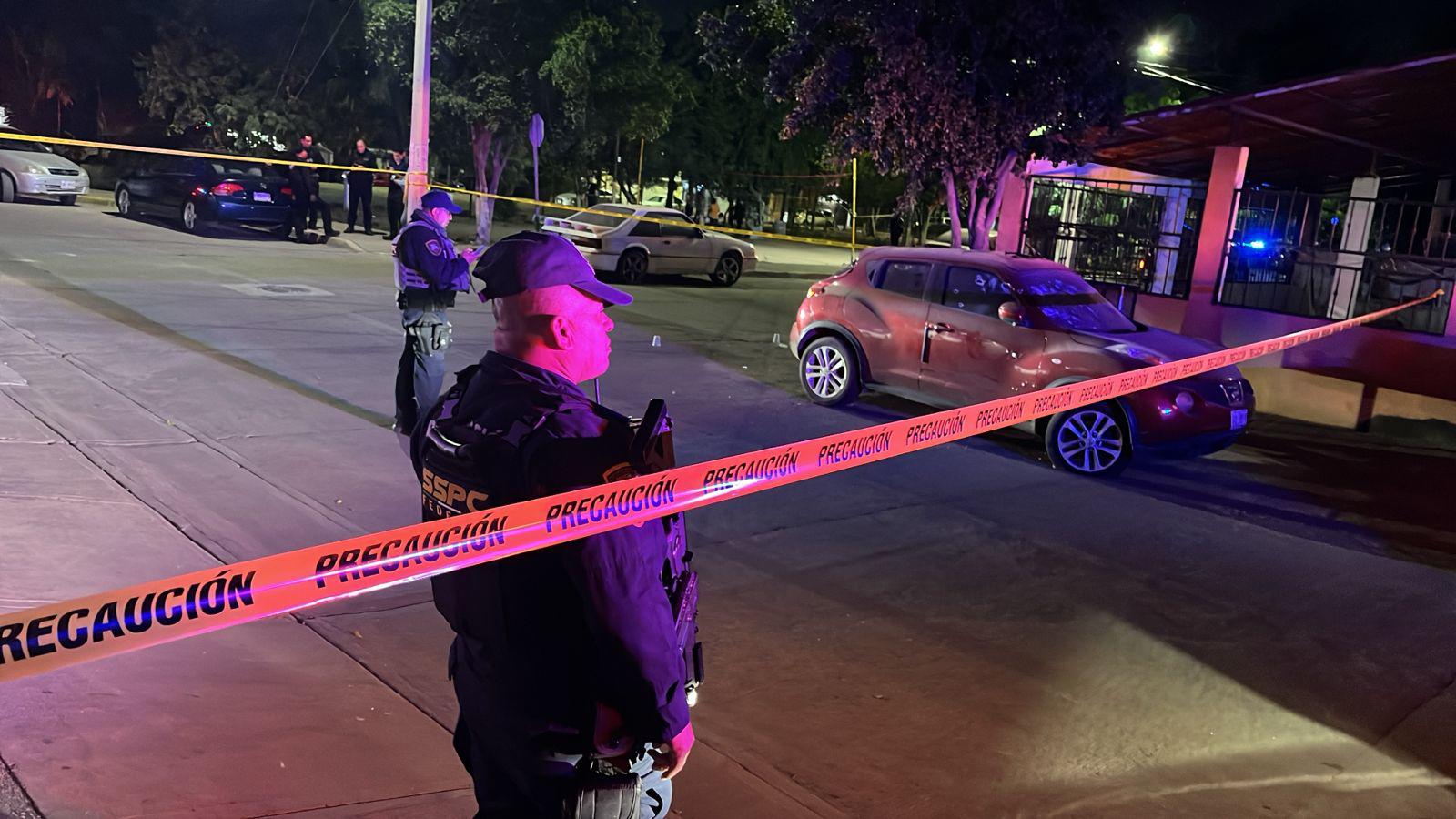 $!Balean un vehículo abandonado en la colonia Agustina Ramírez, en Culiacán