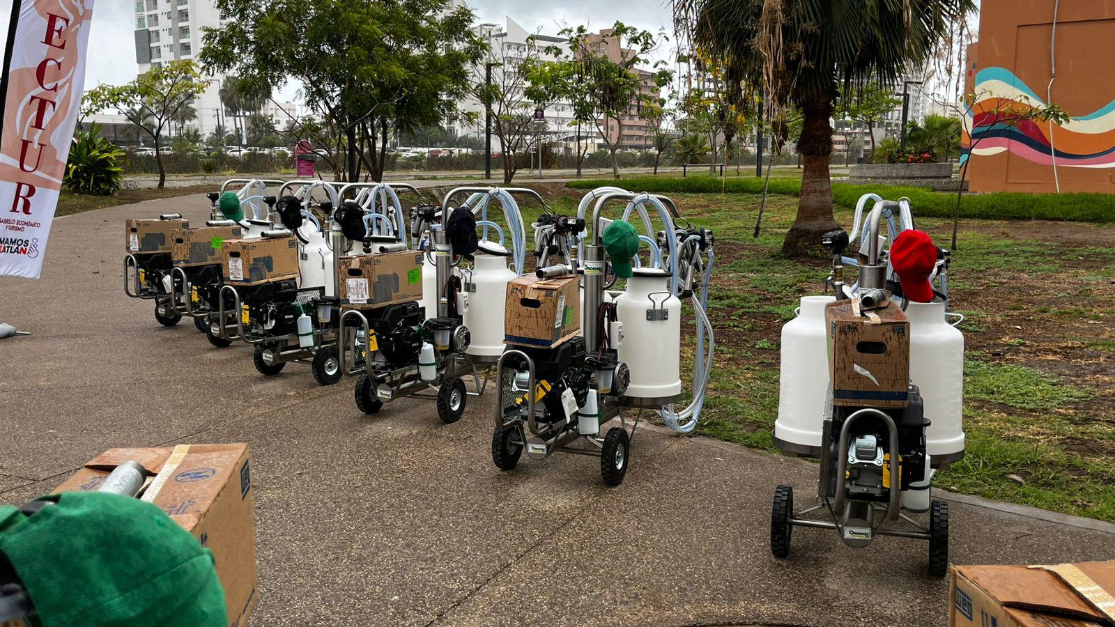 $!Reciben productores ganaderos 21 ordeñadoras mecánicas para fortalecer su actividad pecuaria