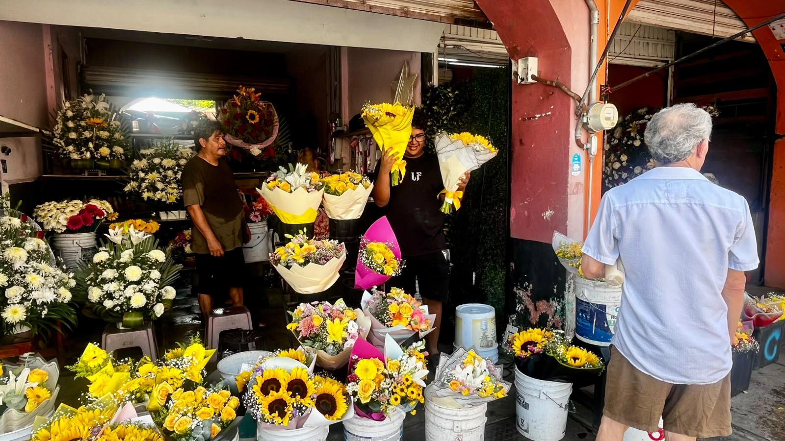 $!Flores amarillas pintan de amarillo al Mercado de las Flores de Mazatlán
