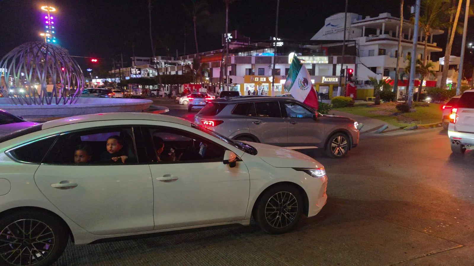 $!Unidos por el futbol, el Cielito Lindo y el ‘payaso de rodeo’, cimbra el Viva México desde Mazatlán