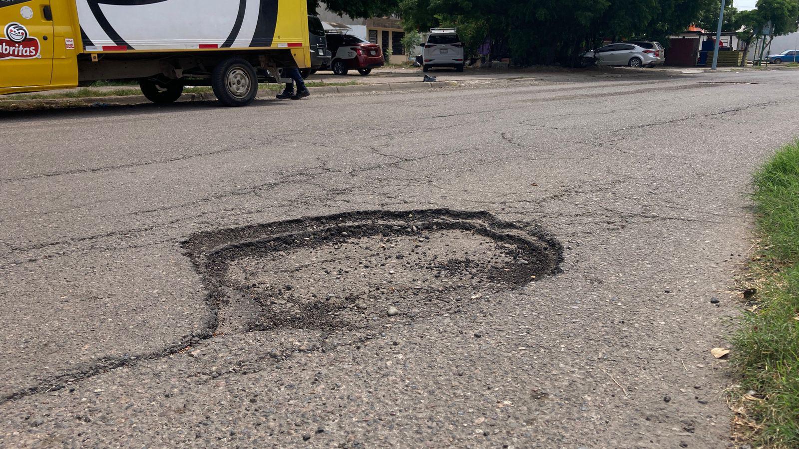$!Presencia de baches en avenida de Los Venados, en Mazatlán, ponen en peligro a automovilistas