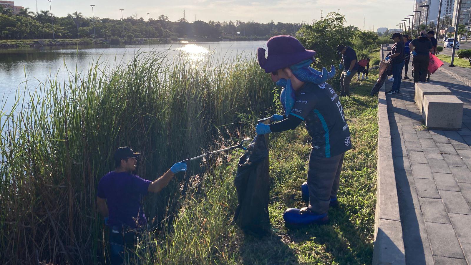 $!Realizan nueva limpieza en la Laguna del Camarón para librarla de residuos