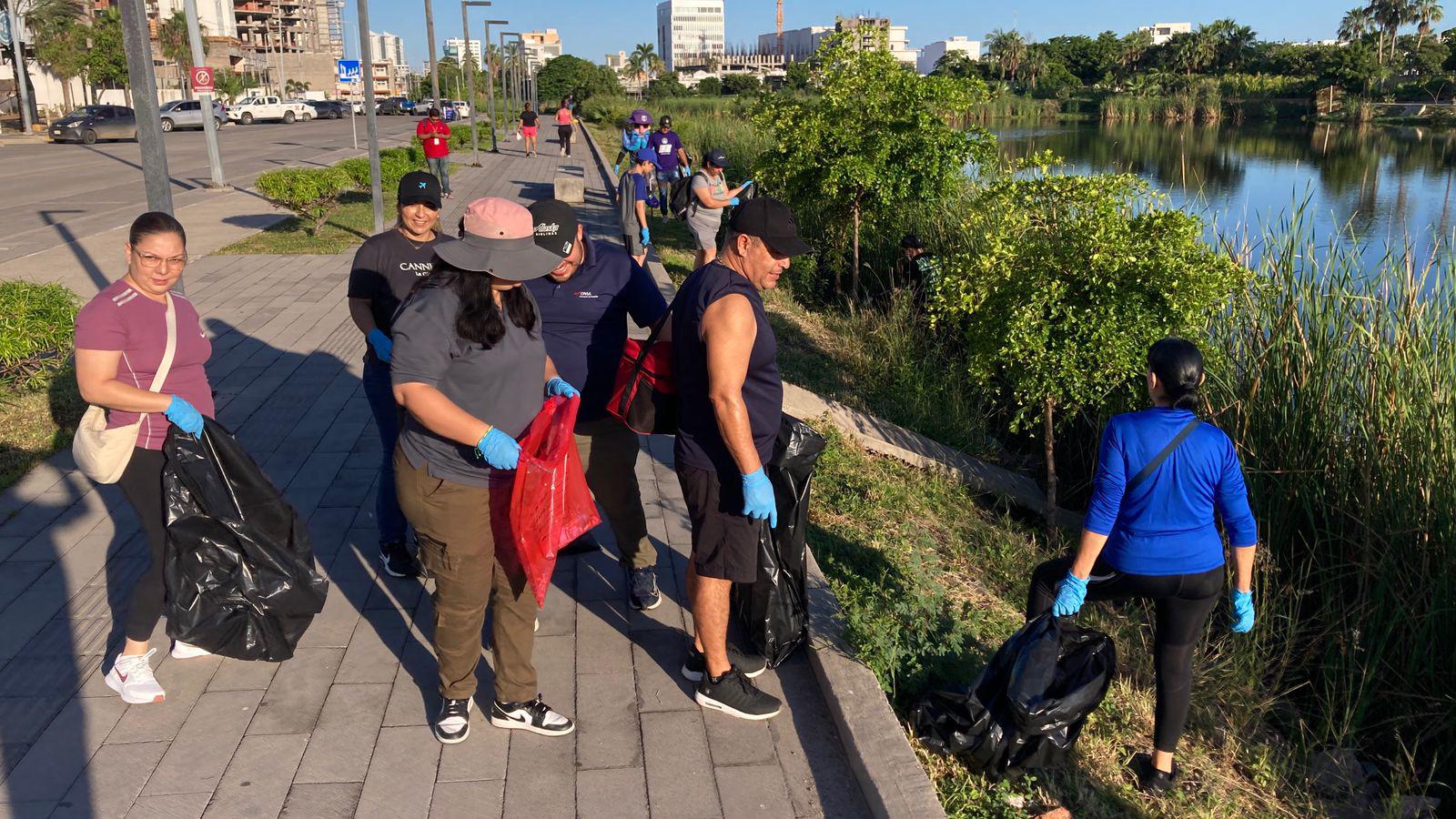 $!Realizan nueva limpieza en la Laguna del Camarón para librarla de residuos