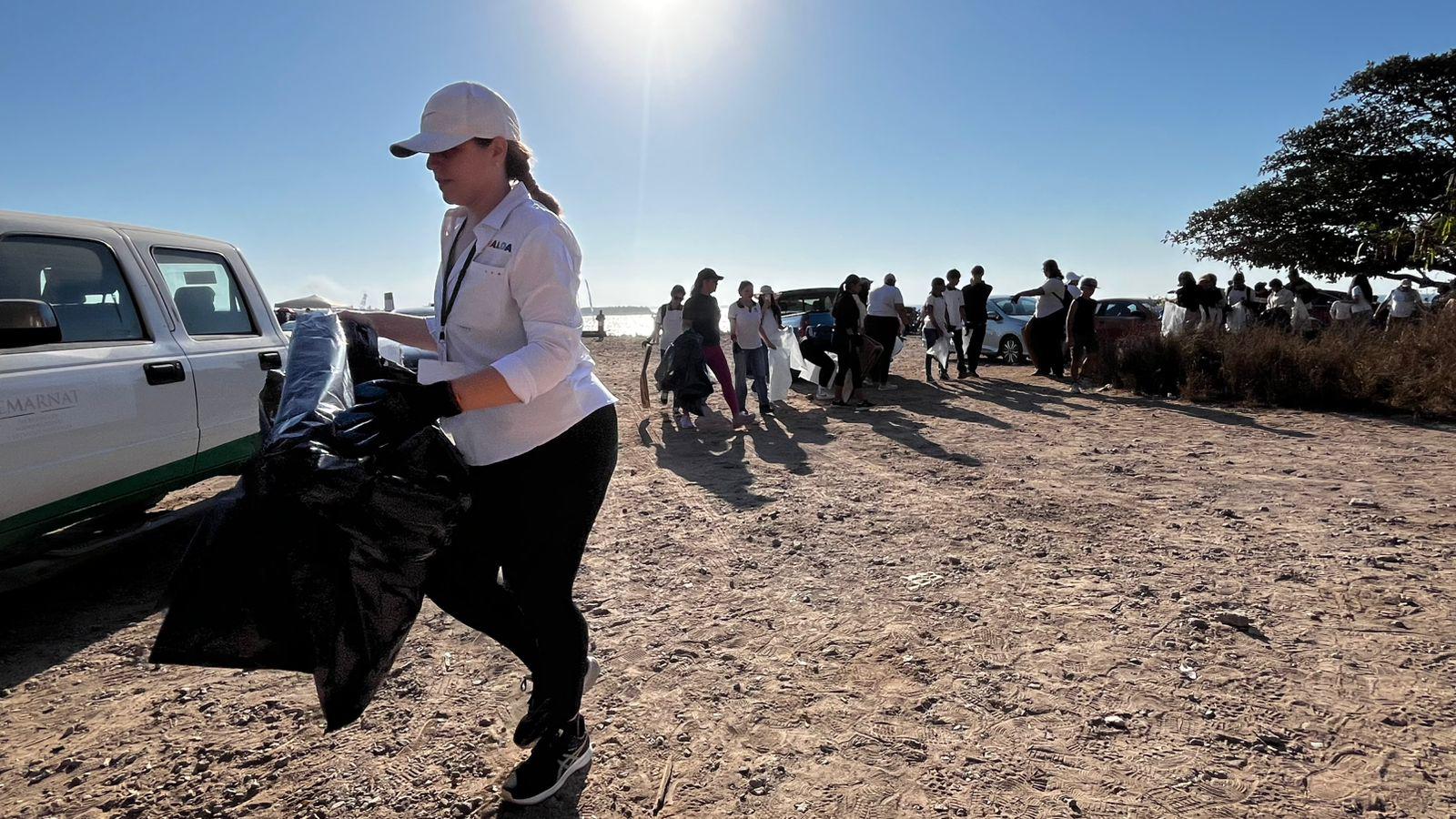 $!Recolectan más de 470 kilos de basura en jornada de limpieza en el Faro Mazatlán