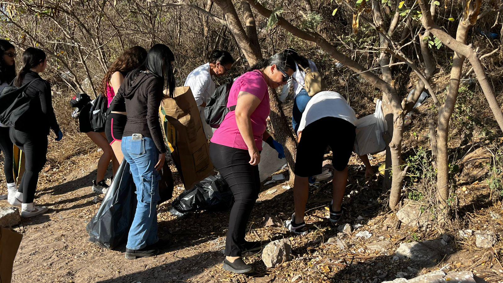 $!Recolectan más de 470 kilos de basura en jornada de limpieza en el Faro Mazatlán