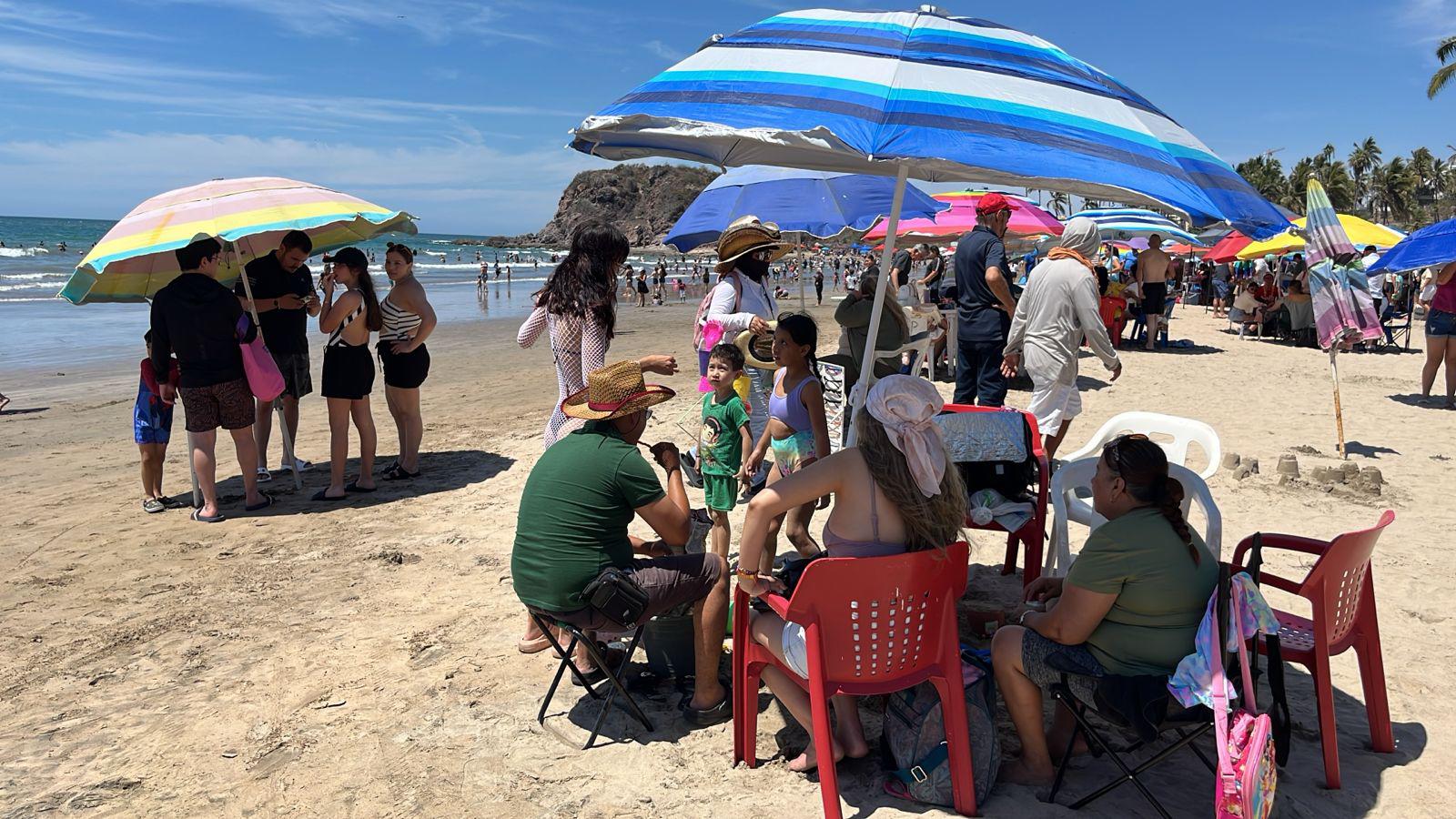 $!Aumenta afluencia de bañistas en las playas de la Zona Dorada de Mazatlán este Viernes Santo