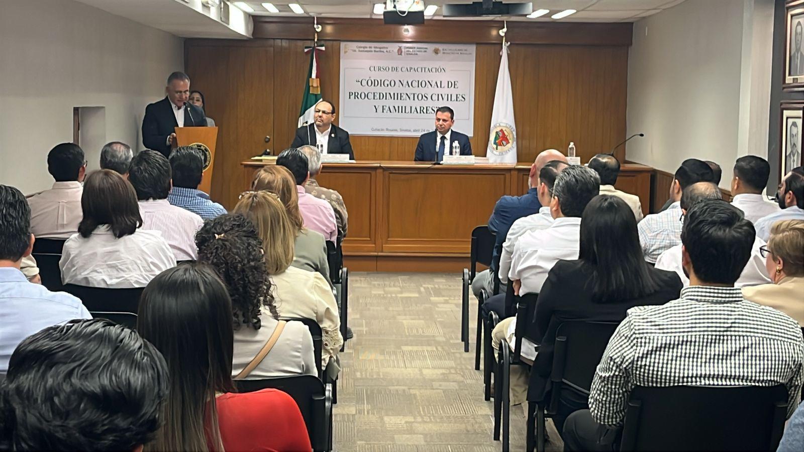 $!Capacitan a abogados en Sinaloa ante el nuevo paradigma de la justicia civil y familiar