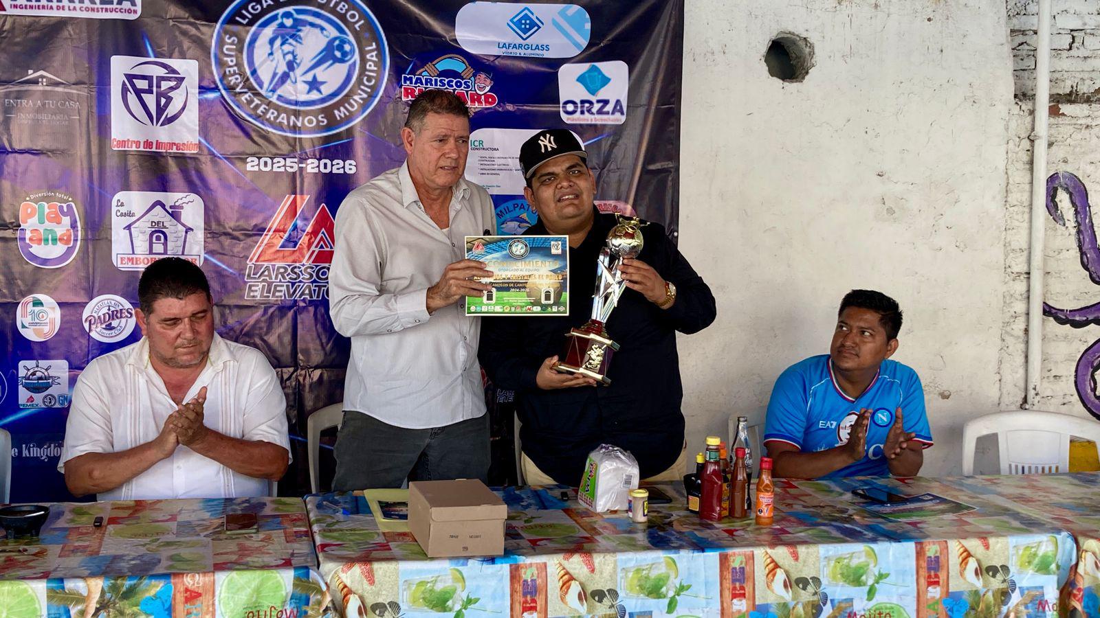 $!Premia Liga Superveteranos a lo mejor del mes de noviembre y al Campeón de Campeones del año anterior