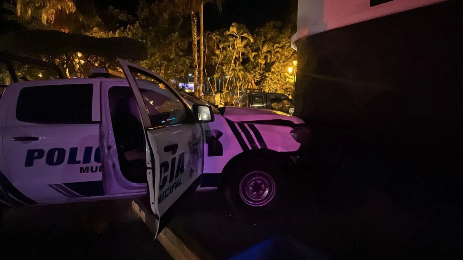 $!Chocan patrulla y camioneta particular en crucero del Centro de Mazatlán