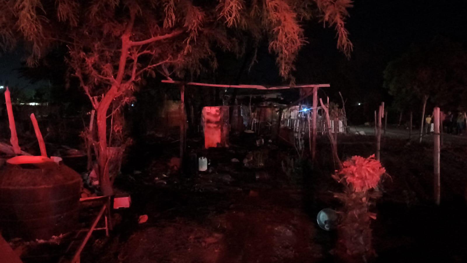 $!Incendio consume vivienda de madera en el sector La Guamuchilera, en Los Mochis