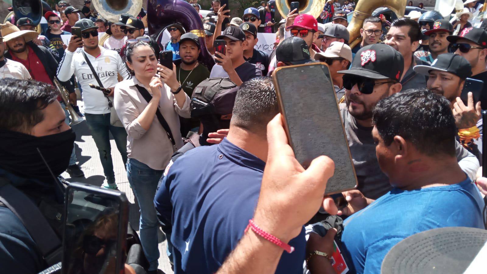 $!Se manifiestan músicos tocando y con marcha en plena zona turística