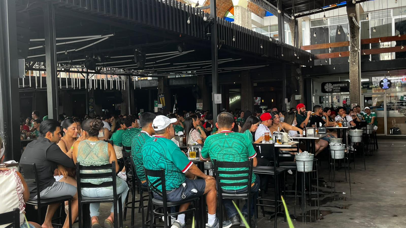$!Disfrutan ya en Mazatlán el partido entre México contra Inglaterra esperando el triunfo de la selección nacional