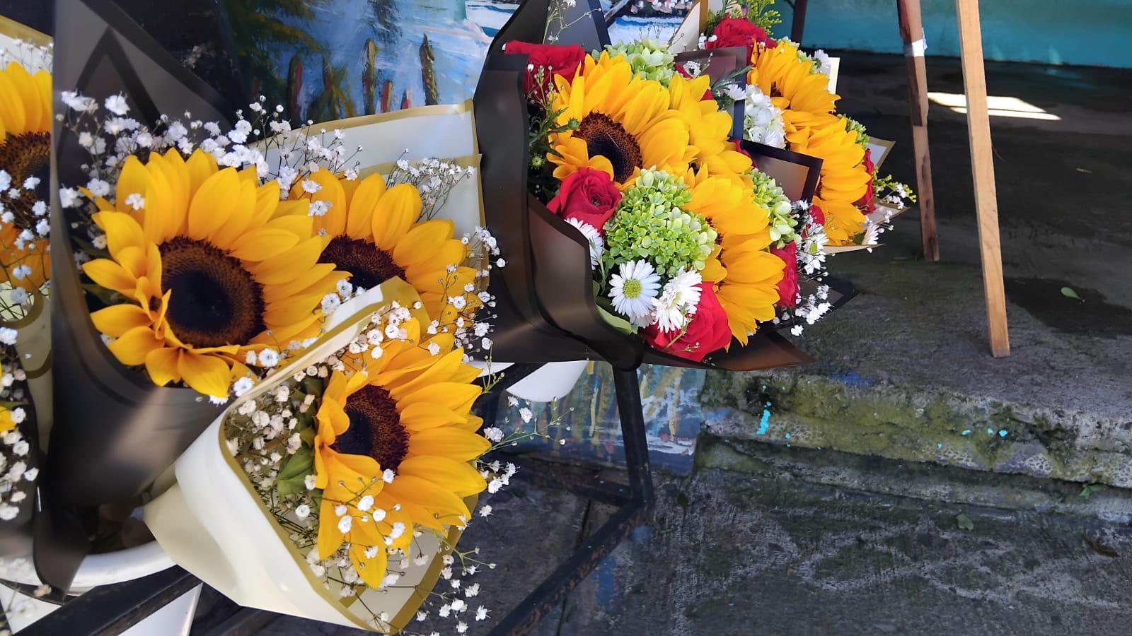 $!Se mantiene tradición de flores amarillas en Mazatlán pese a menos ventas