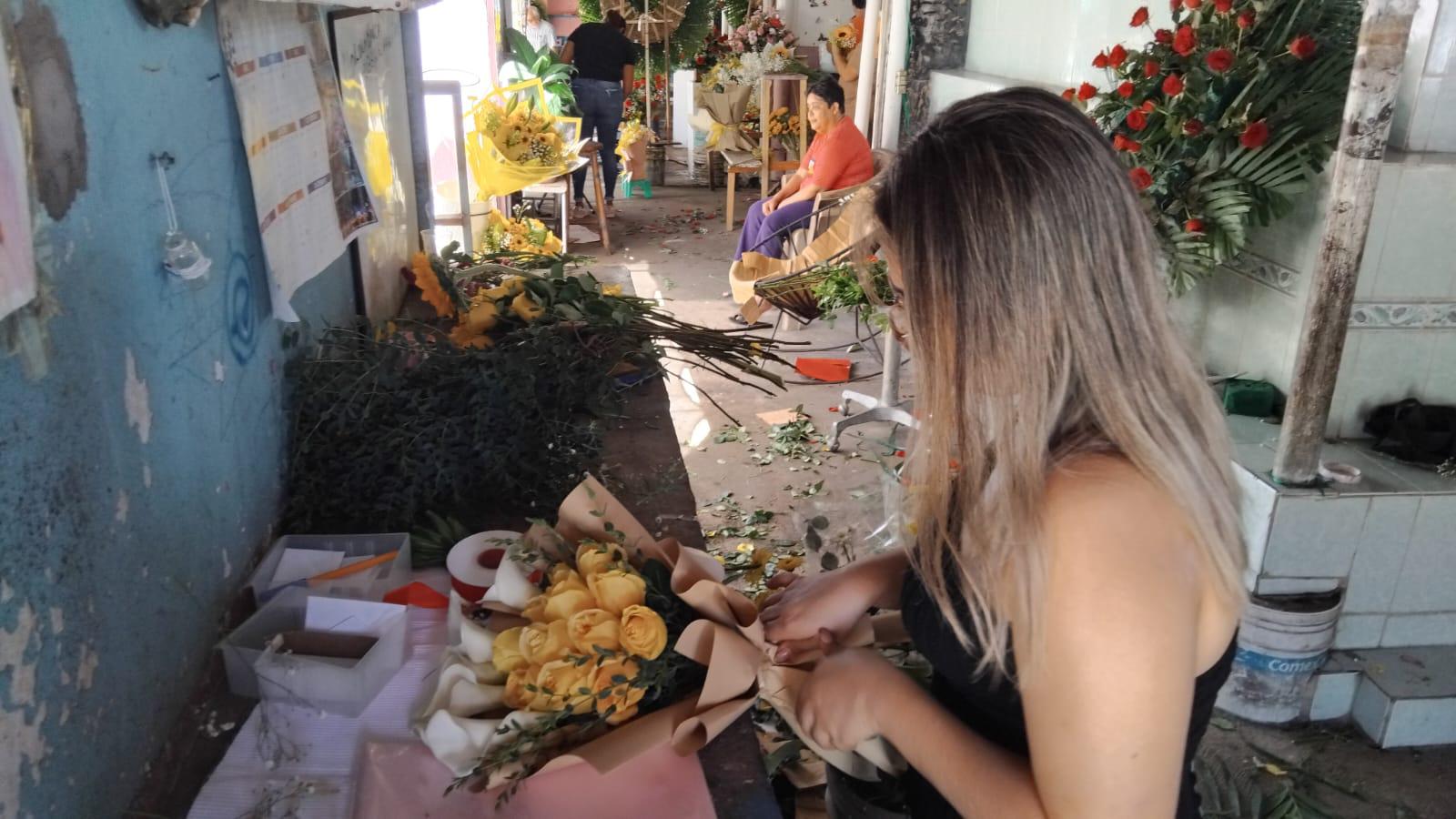 $!Se mantiene tradición de flores amarillas en Mazatlán pese a menos ventas