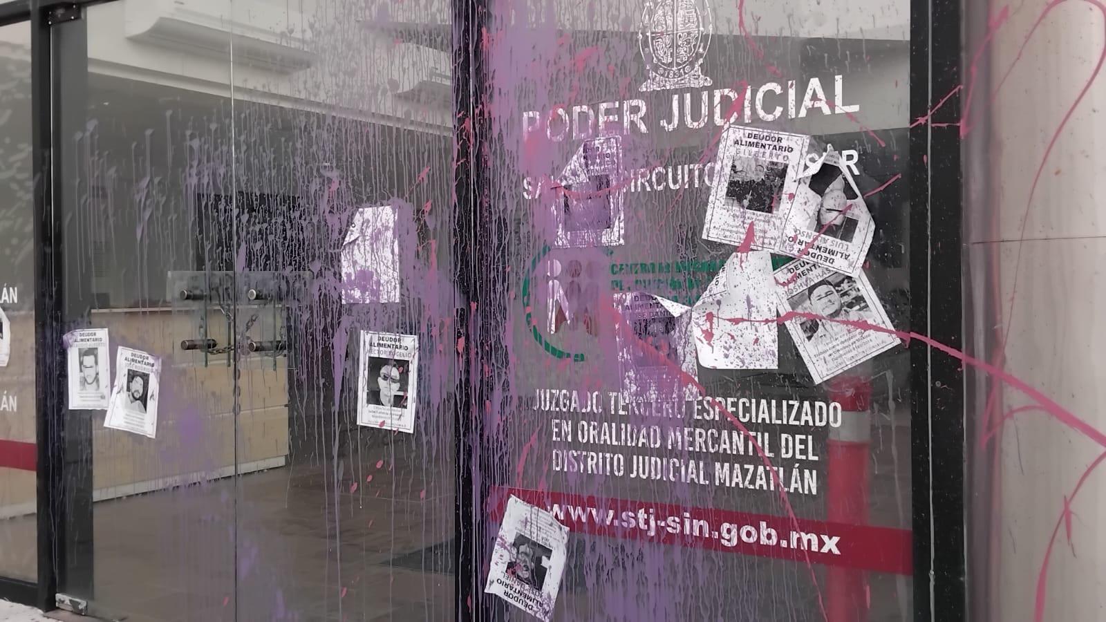 $!Pintan edificio del Poder Judicial durante Marcha 8M en Mazatlán