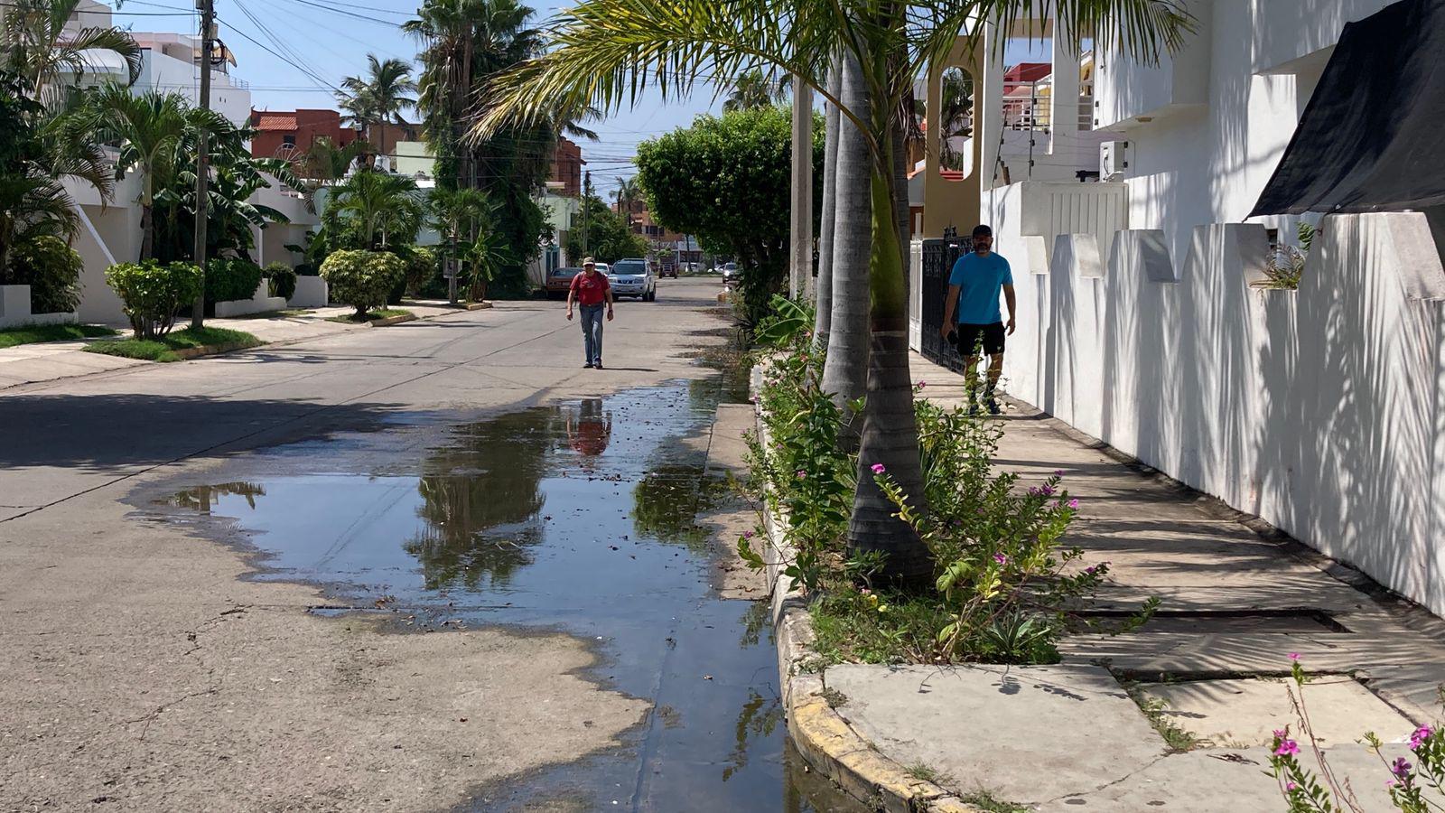 $!En Sábalo Country, vecinos sufren por fuga de drenaje y basura sin recolectar en el parque
