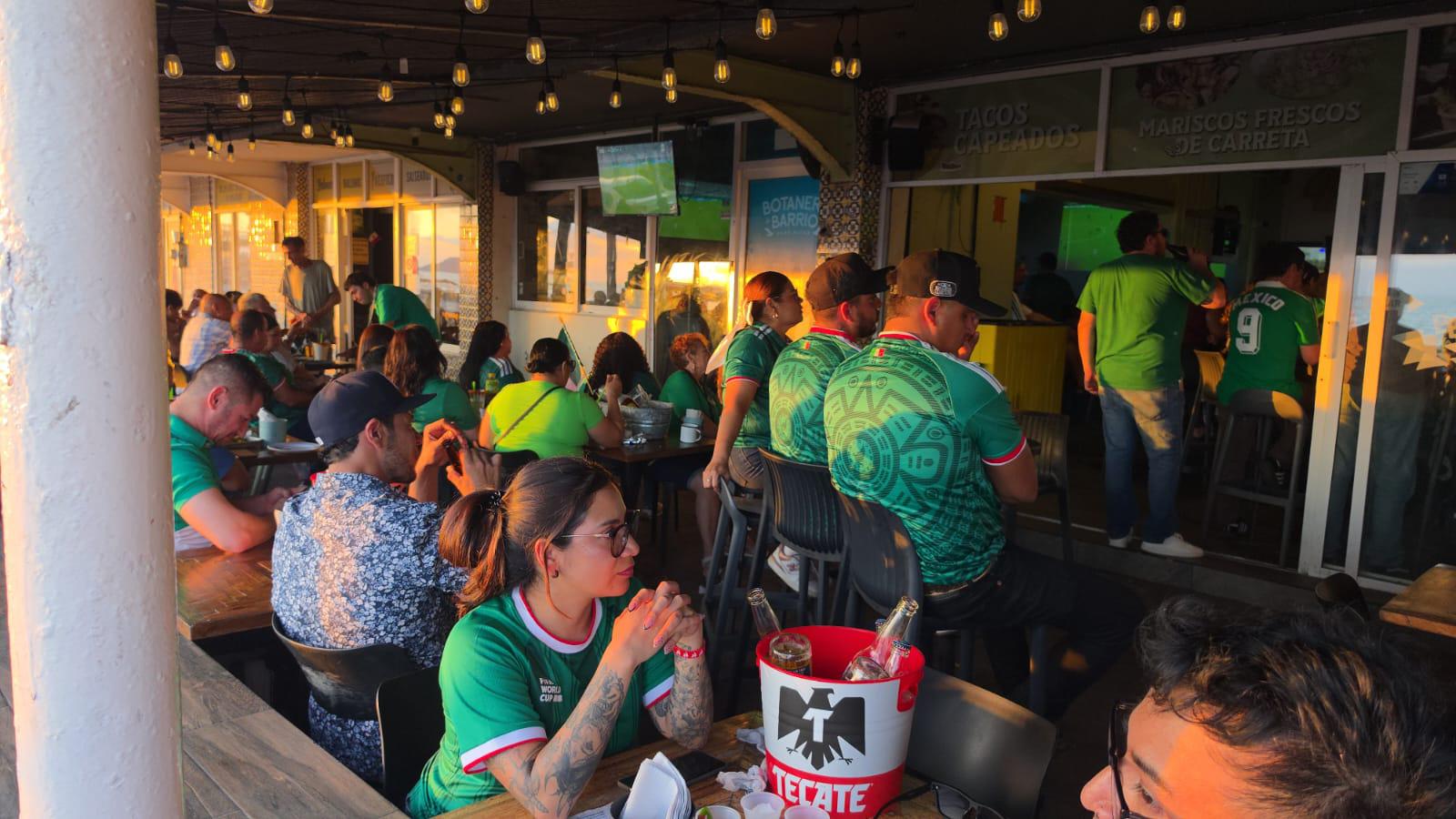 $!Olas Altas vibra con el Mundial: aficionados llenan bares y restaurantes para apoyar a México