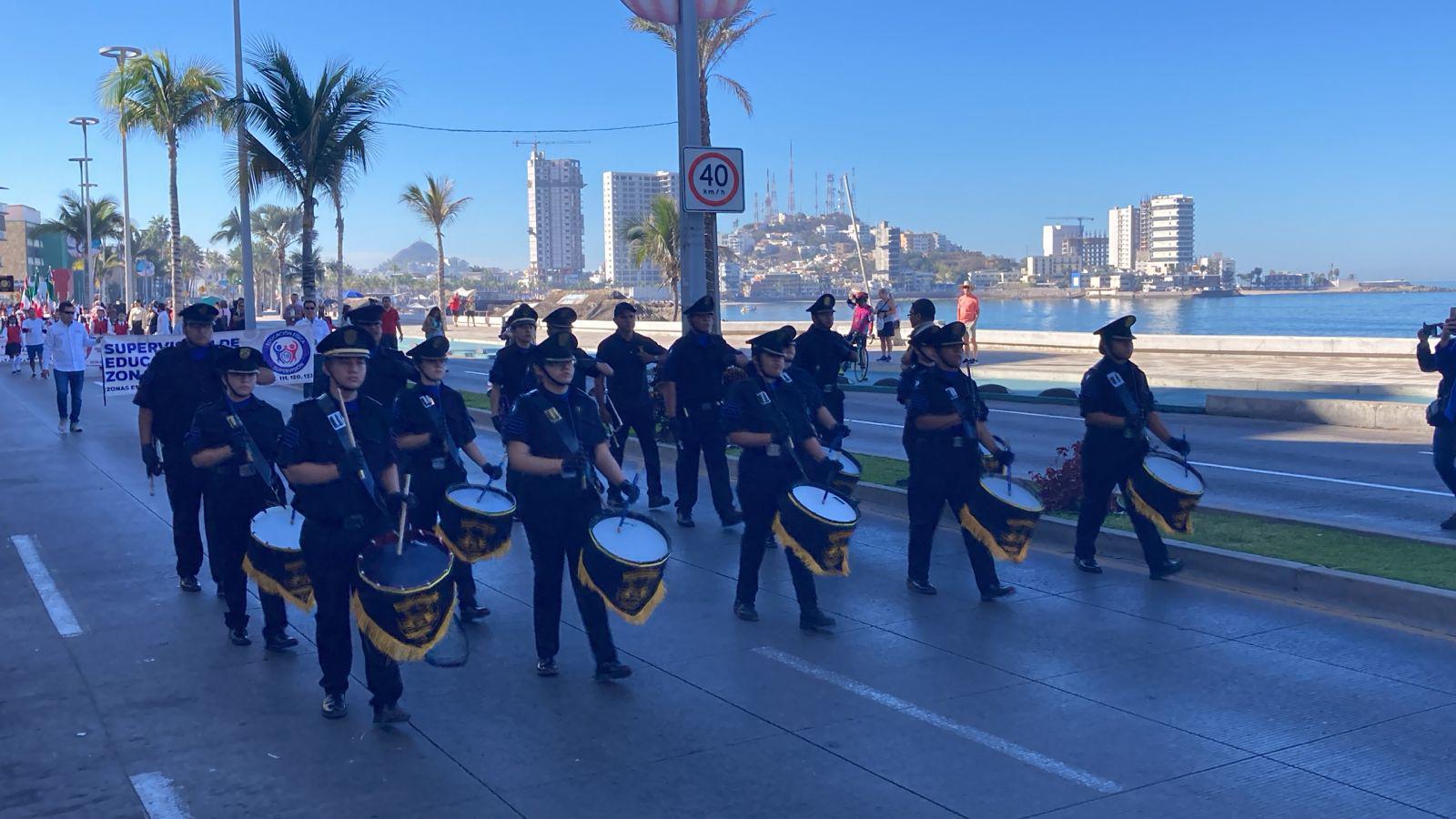 $!Desfilan 90 escoltas de educación básica de Mazatlán en conmemoración del Día de la Bandera