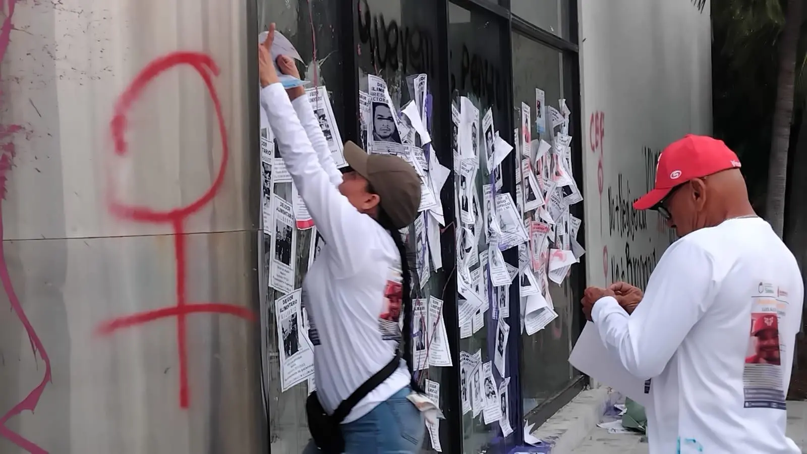 $!Marchan en Mazatlán por el 8M y terminan pintando edificios