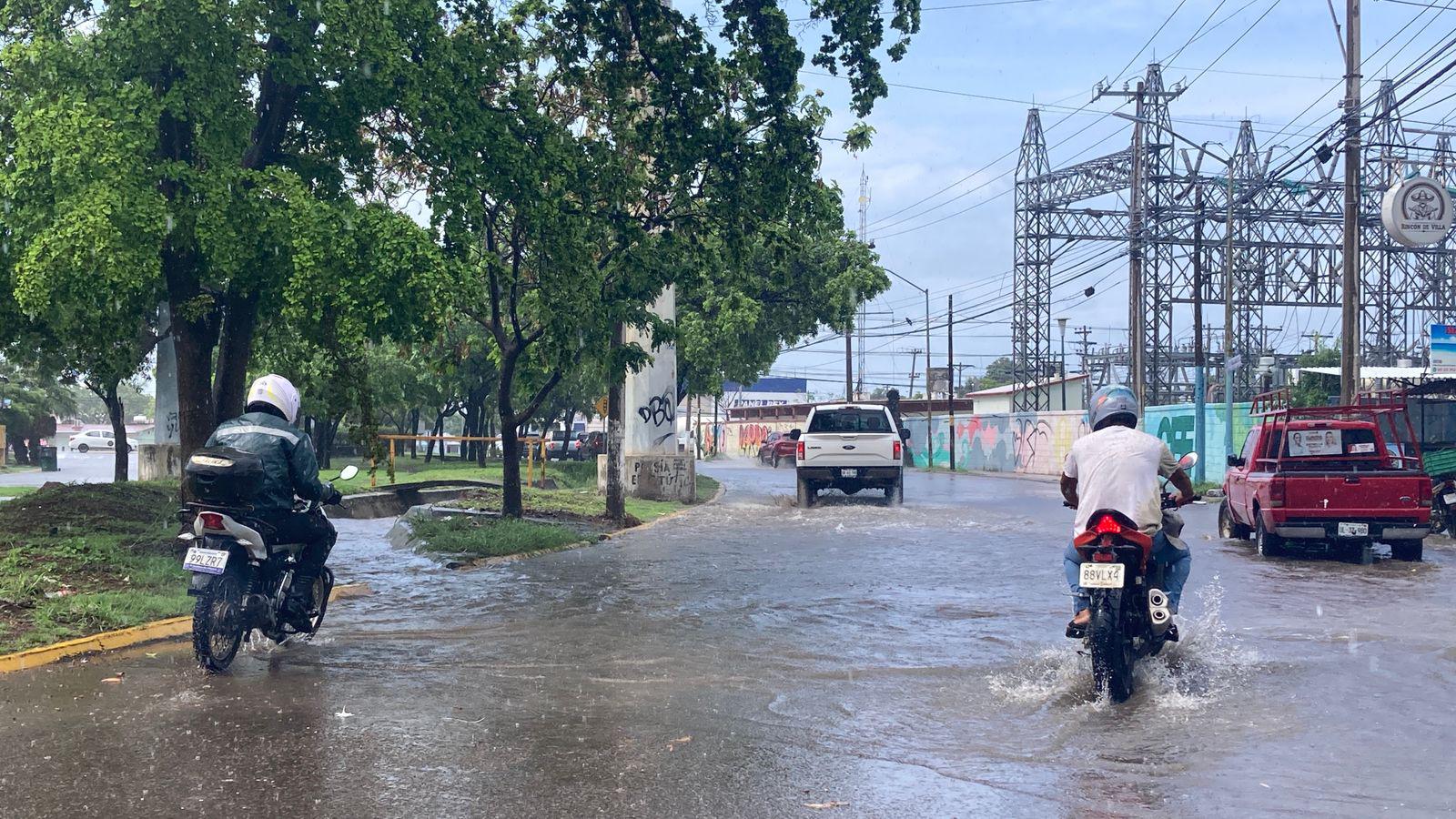 $!Tras las lluvias en Mazatlán, calles quedan encharcadas y alcantarillas rebosadas
