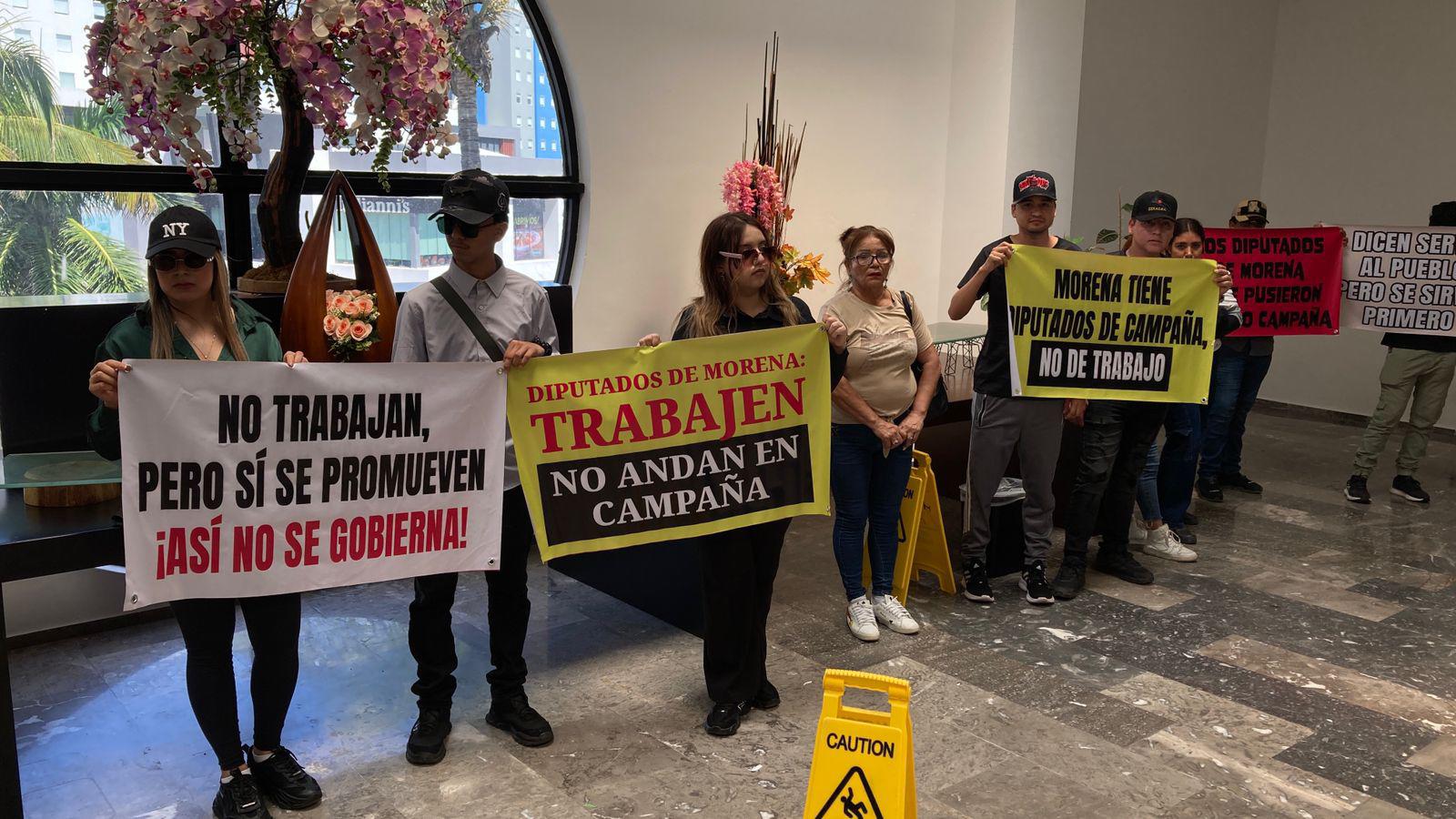 $!Protesta marca informe de legisladores de Morena en Mazatlán