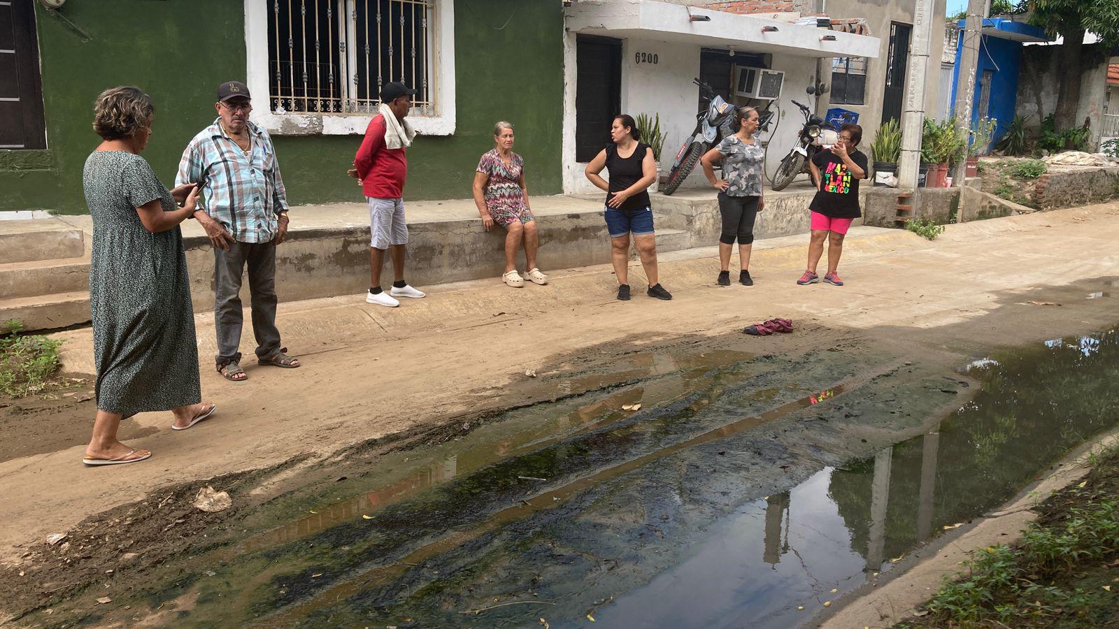 $!Vecinos de las colonias Anáhuac y Jesús García, en Mazatlán, bloquean avenida por fugas de drenaje