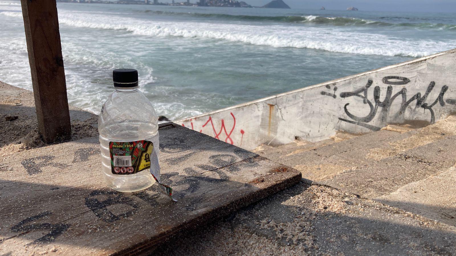 $!Luce lleno de basura el acceso a la playa y zonas aledañas a las Letras de Mazatlán
