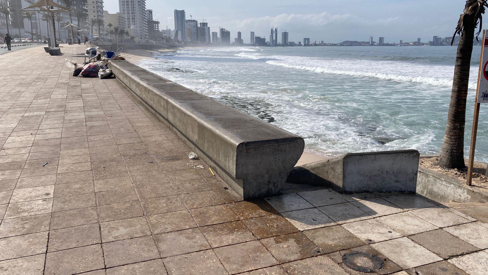 $!Luce lleno de basura el acceso a la playa y zonas aledañas a las Letras de Mazatlán