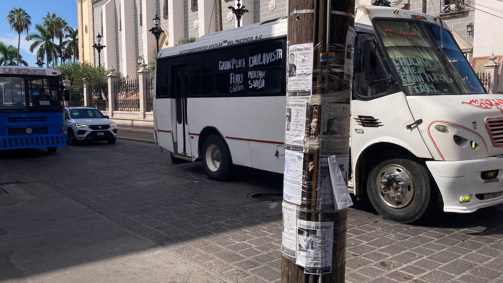 $!Carteles con fichas de desaparecidos inundan el Centro de Mazatlán