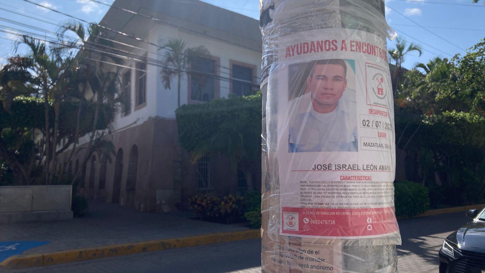 $!Carteles con fichas de desaparecidos inundan el Centro de Mazatlán
