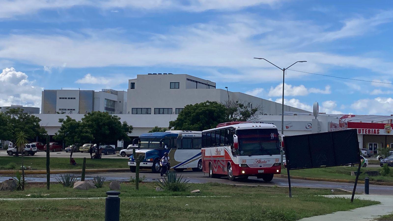 $!Se registra masiva movilización de camiones y autobuses por evento de Sheinbaum en Mazatlán