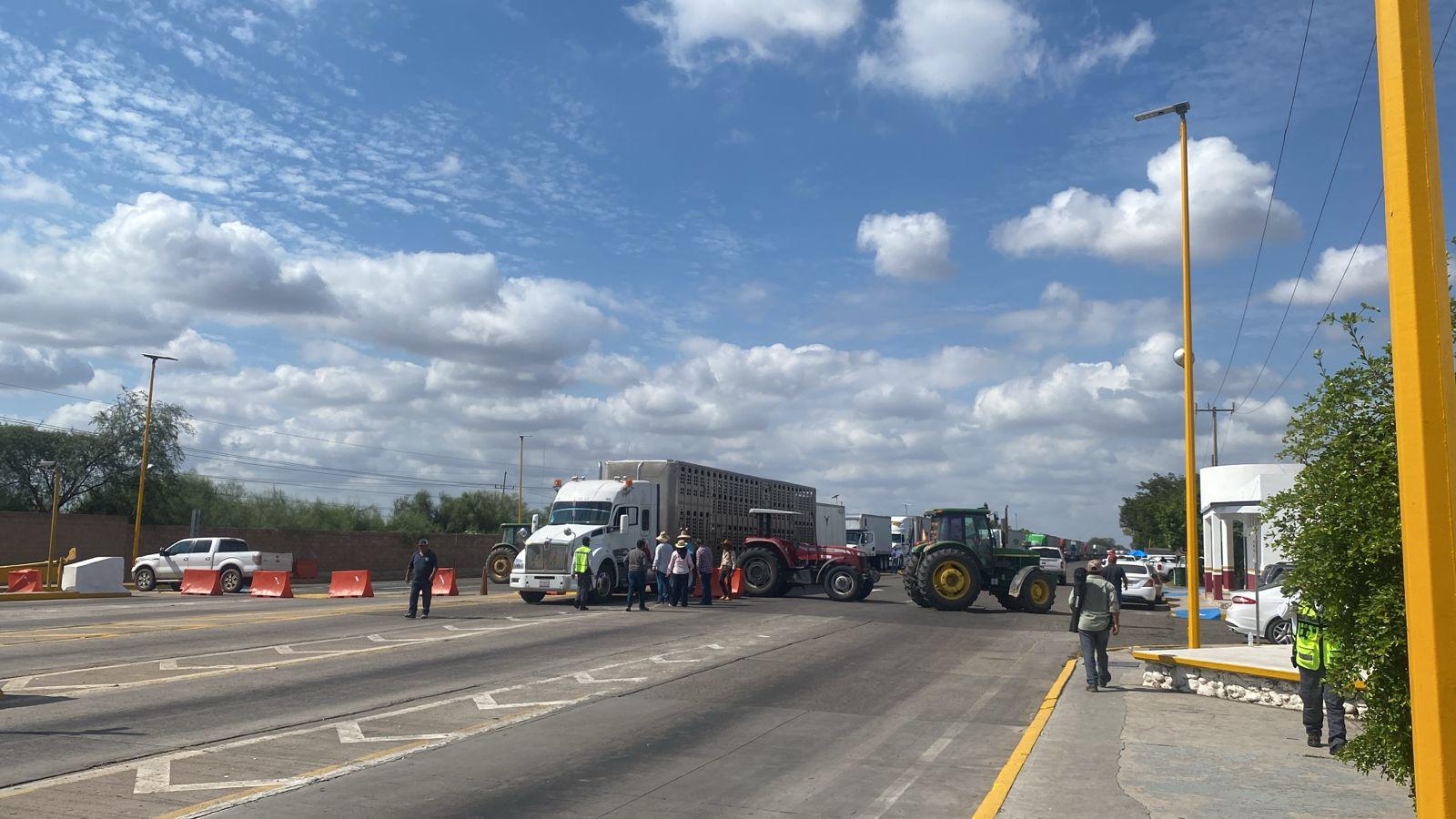 $!Concentran protesta agrícola en Sinaloa: bloquean transporte de carga
