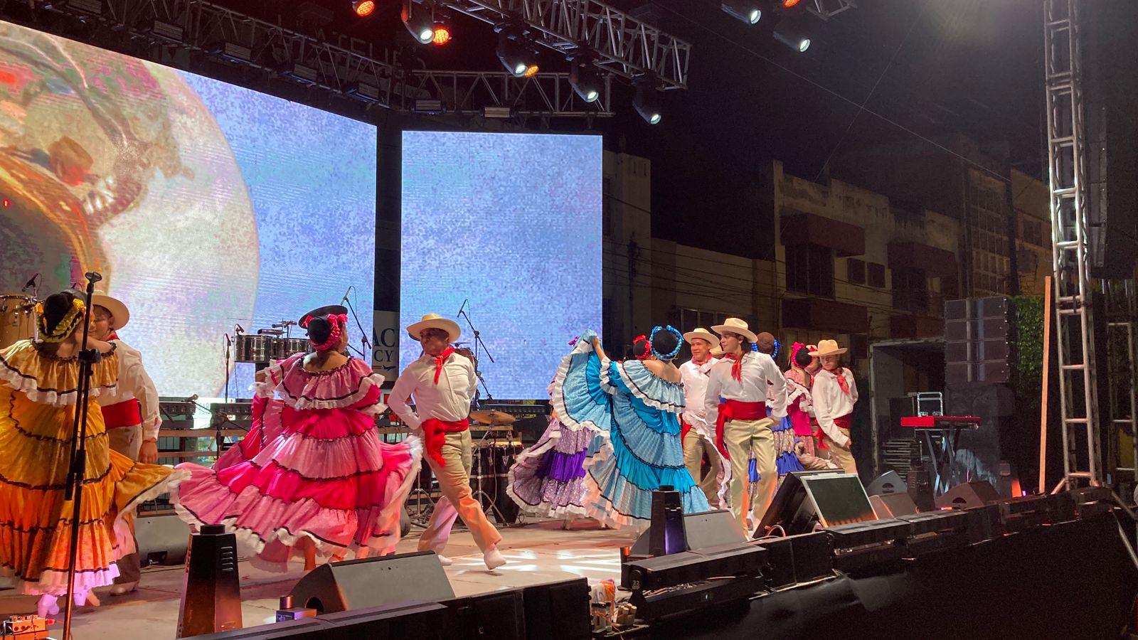 $!El Ballet Folclórico de Cultura realizó lindas coreografías mexicanas.