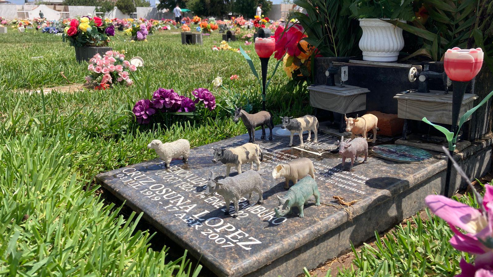 $!Familias mazatlecas acuden a panteones para hacer limpieza y arreglos previo al Día del Padre