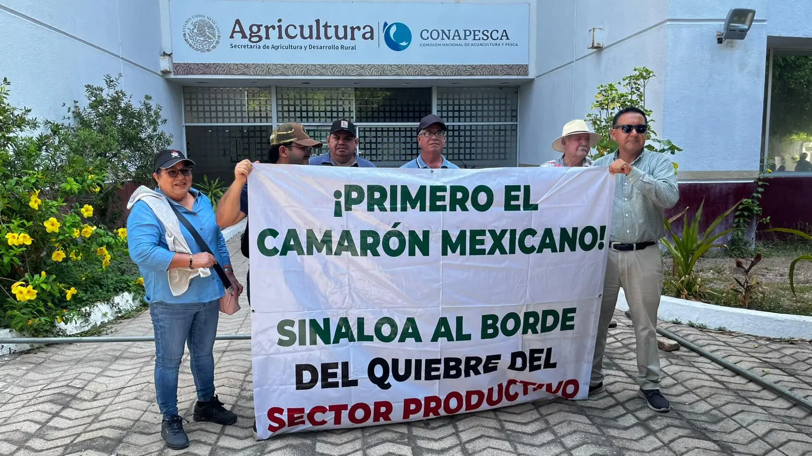 $!Productores acuícolas protestan en zona turística de Mazatlán y toman Conapesca